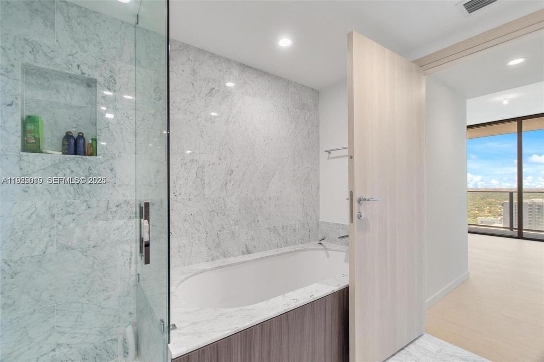 For Sale: $860,000 (1 beds, 1 baths, 839 Square Feet)