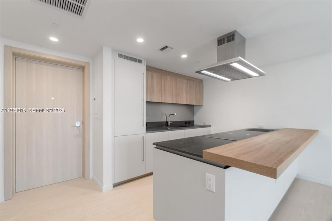 For Sale: $860,000 (1 beds, 1 baths, 839 Square Feet)