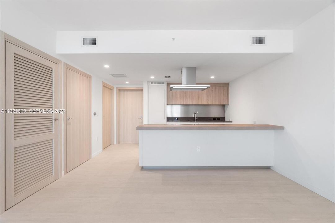 For Sale: $860,000 (1 beds, 1 baths, 839 Square Feet)