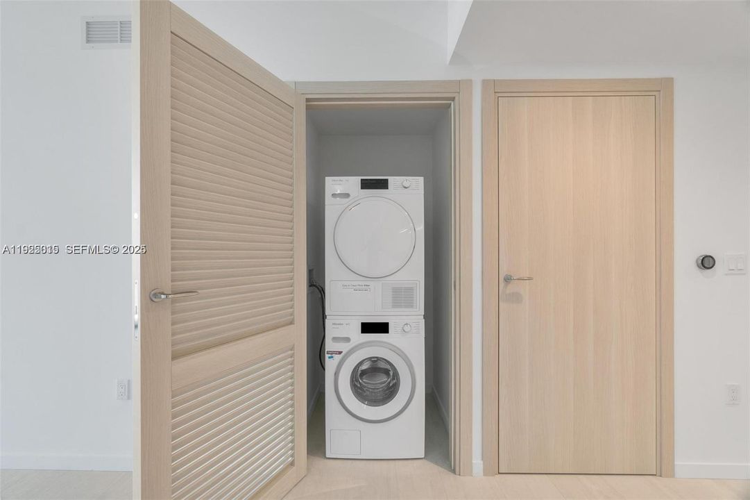 For Sale: $860,000 (1 beds, 1 baths, 839 Square Feet)