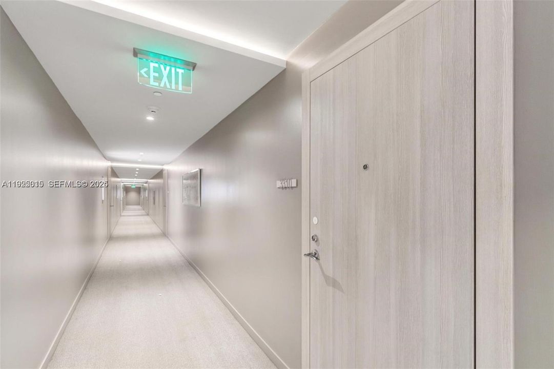 For Sale: $860,000 (1 beds, 1 baths, 839 Square Feet)