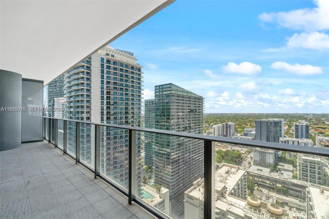 For Sale: $860,000 (1 beds, 1 baths, 839 Square Feet)