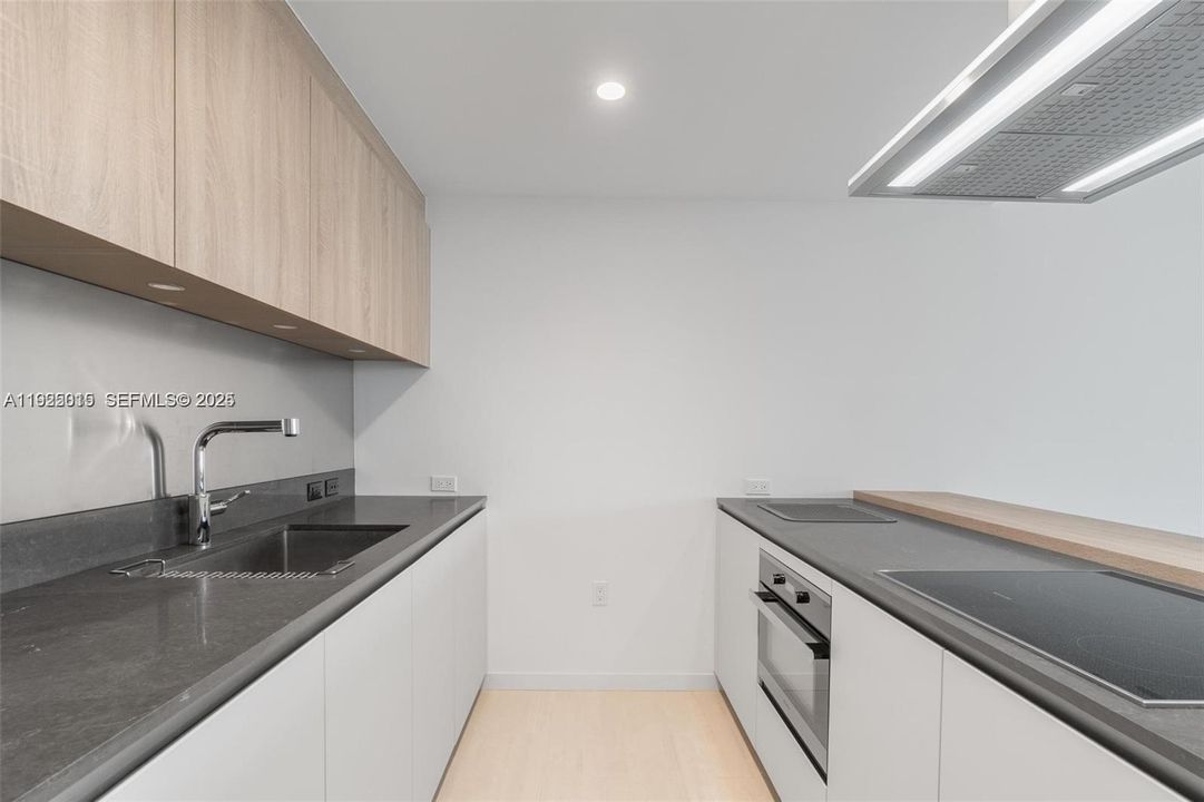 For Sale: $860,000 (1 beds, 1 baths, 839 Square Feet)