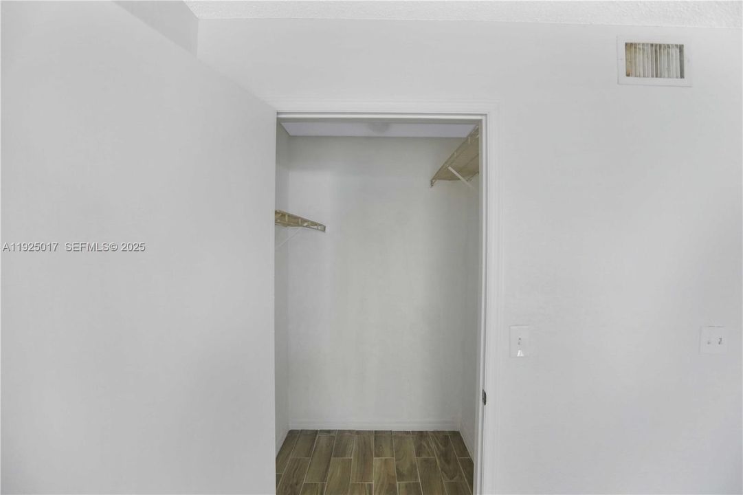 For Rent: $1,850 (1 beds, 1 baths, 1353 Square Feet)