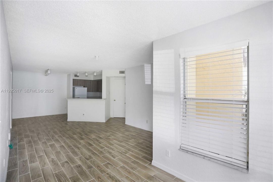 For Rent: $1,850 (1 beds, 1 baths, 1353 Square Feet)