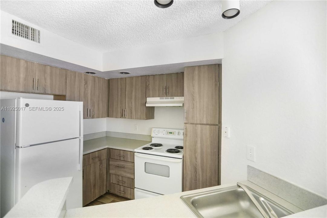 For Rent: $1,850 (1 beds, 1 baths, 1353 Square Feet)