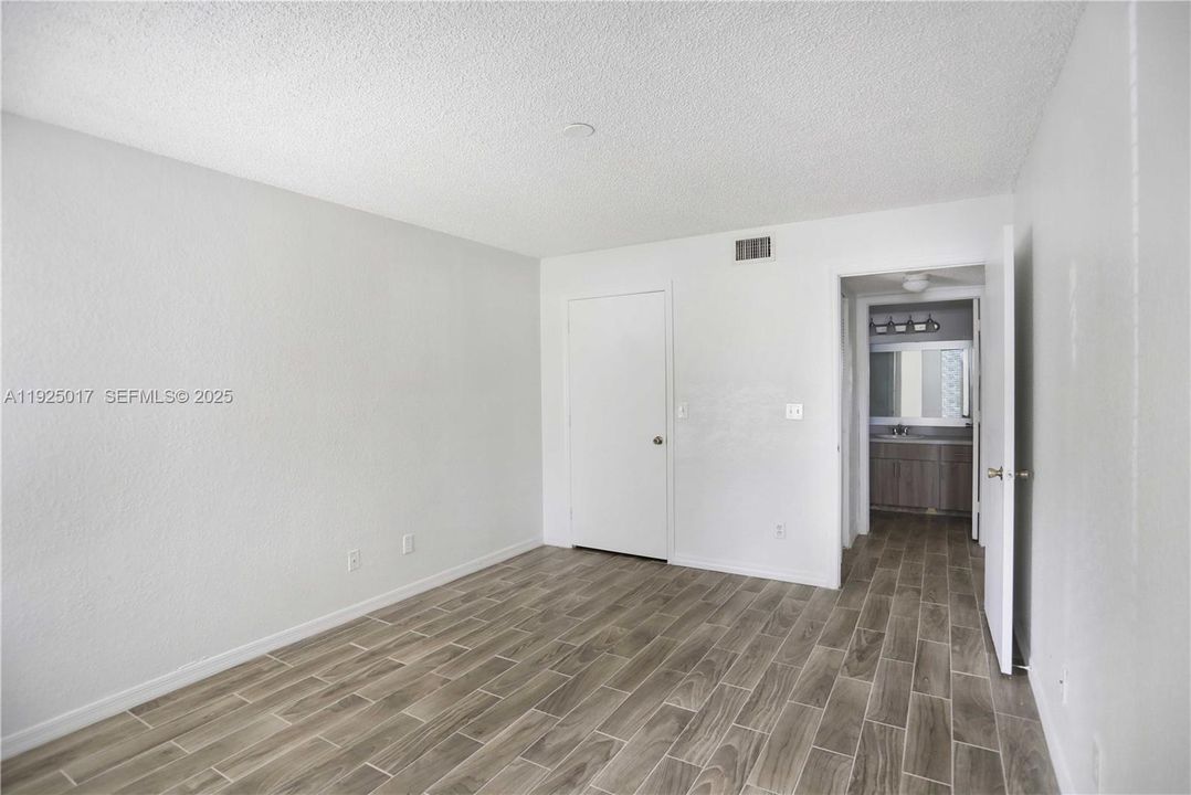 For Rent: $1,850 (1 beds, 1 baths, 1353 Square Feet)