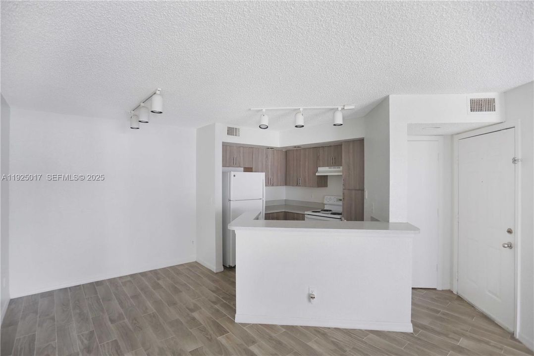 For Rent: $1,850 (1 beds, 1 baths, 1353 Square Feet)