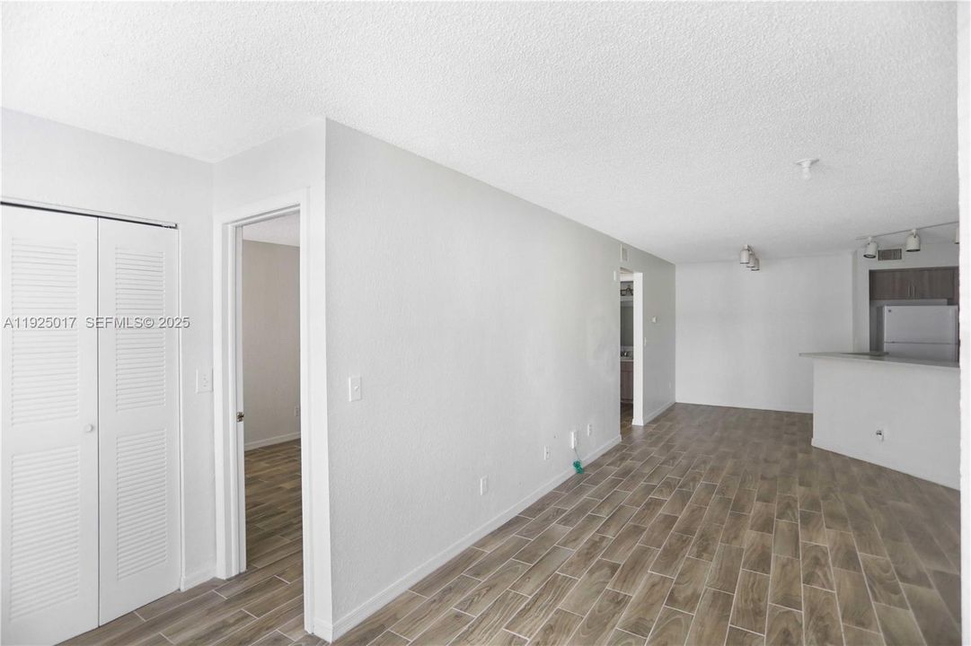 For Rent: $1,850 (1 beds, 1 baths, 1353 Square Feet)