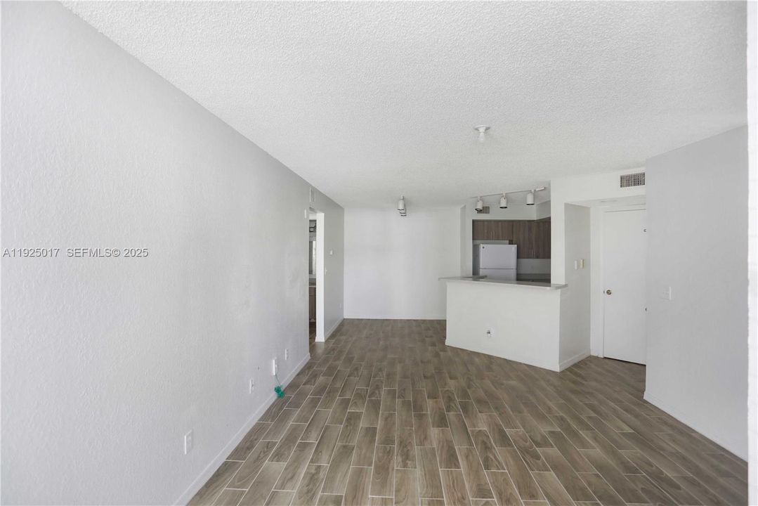For Rent: $1,850 (1 beds, 1 baths, 1353 Square Feet)