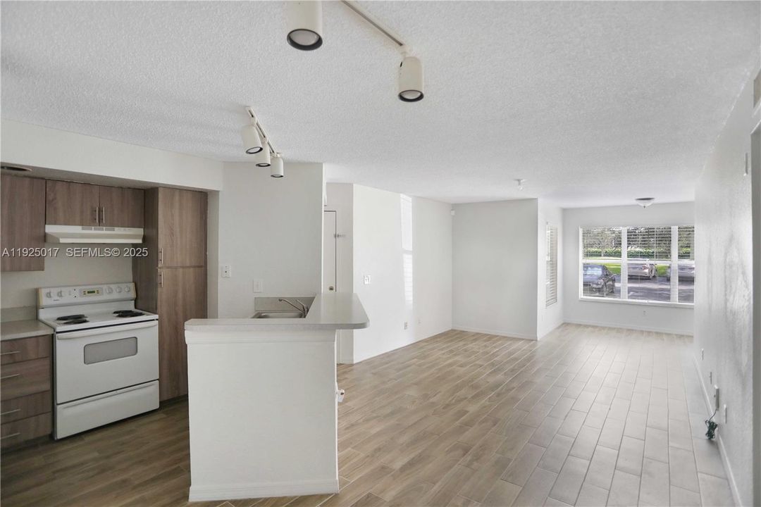 For Rent: $1,850 (1 beds, 1 baths, 1353 Square Feet)