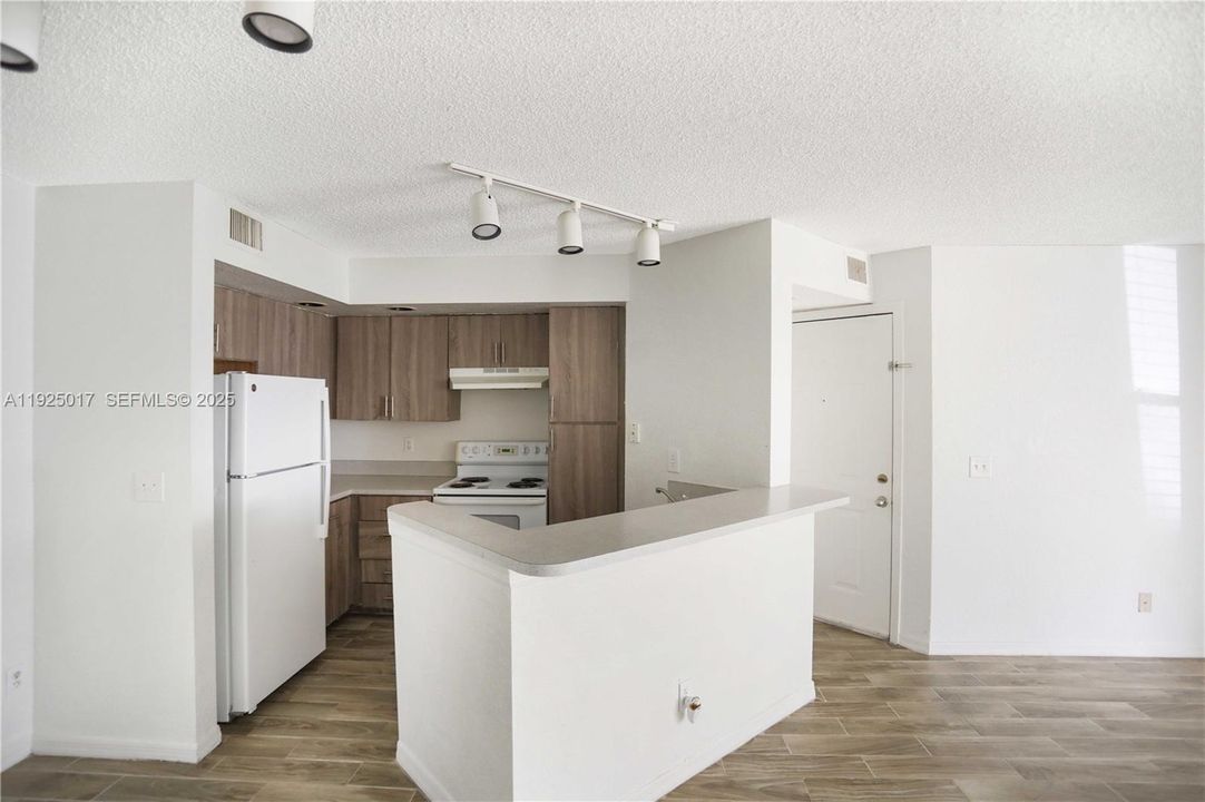 For Rent: $1,850 (1 beds, 1 baths, 1353 Square Feet)