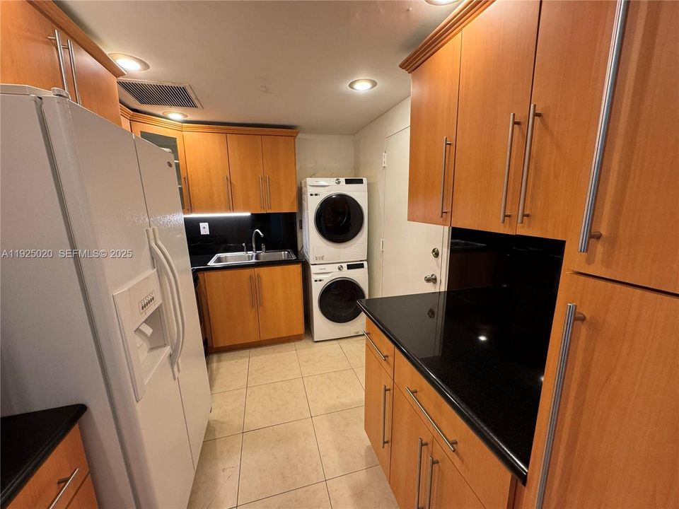 For Rent: $2,750 (2 beds, 2 baths, 1320 Square Feet)