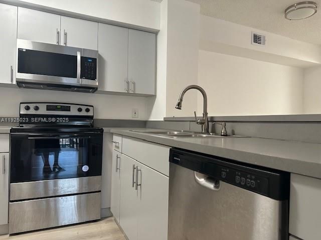 For Rent: $2,200 (2 beds, 2 baths, 1060 Square Feet)