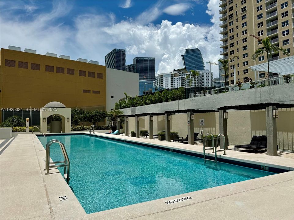 For Rent: $3,750 (2 beds, 2 baths, 960 Square Feet)