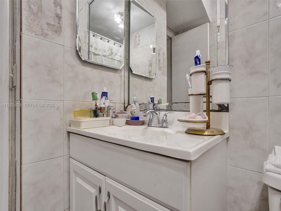 For Sale: $340,000 (3 beds, 1 baths, 1406 Square Feet)