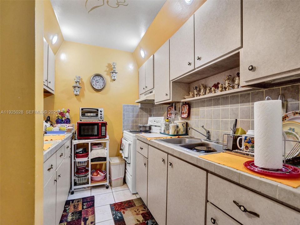 For Sale: $340,000 (3 beds, 1 baths, 1406 Square Feet)