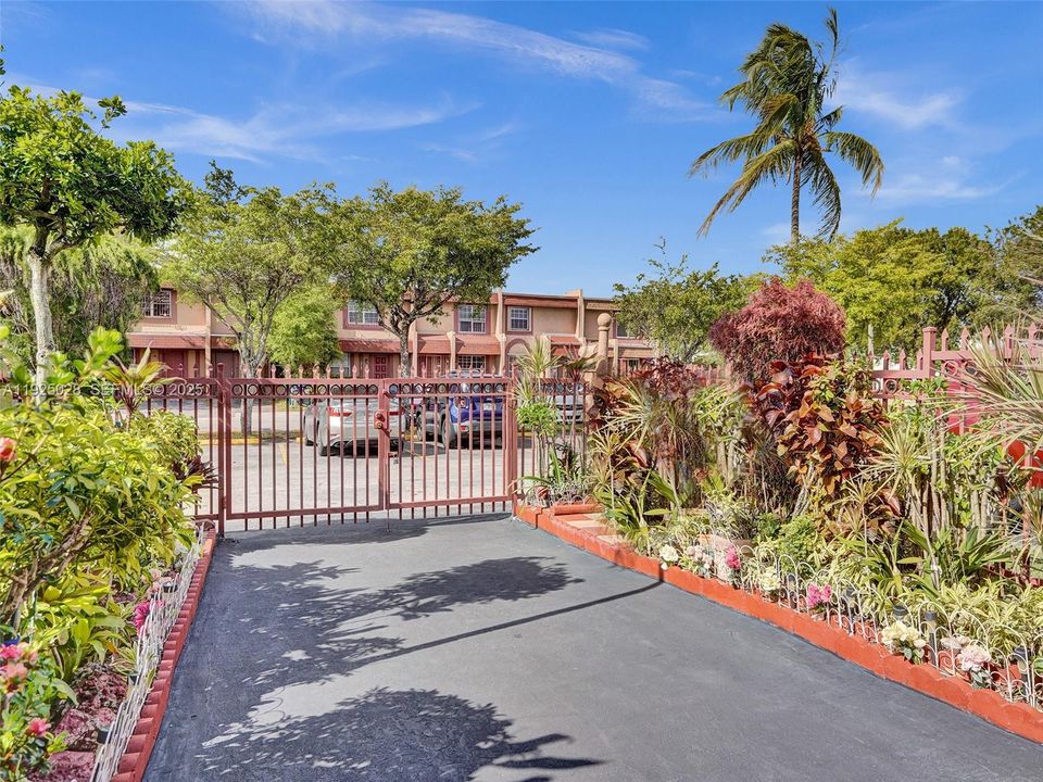 For Sale: $340,000 (3 beds, 1 baths, 1406 Square Feet)