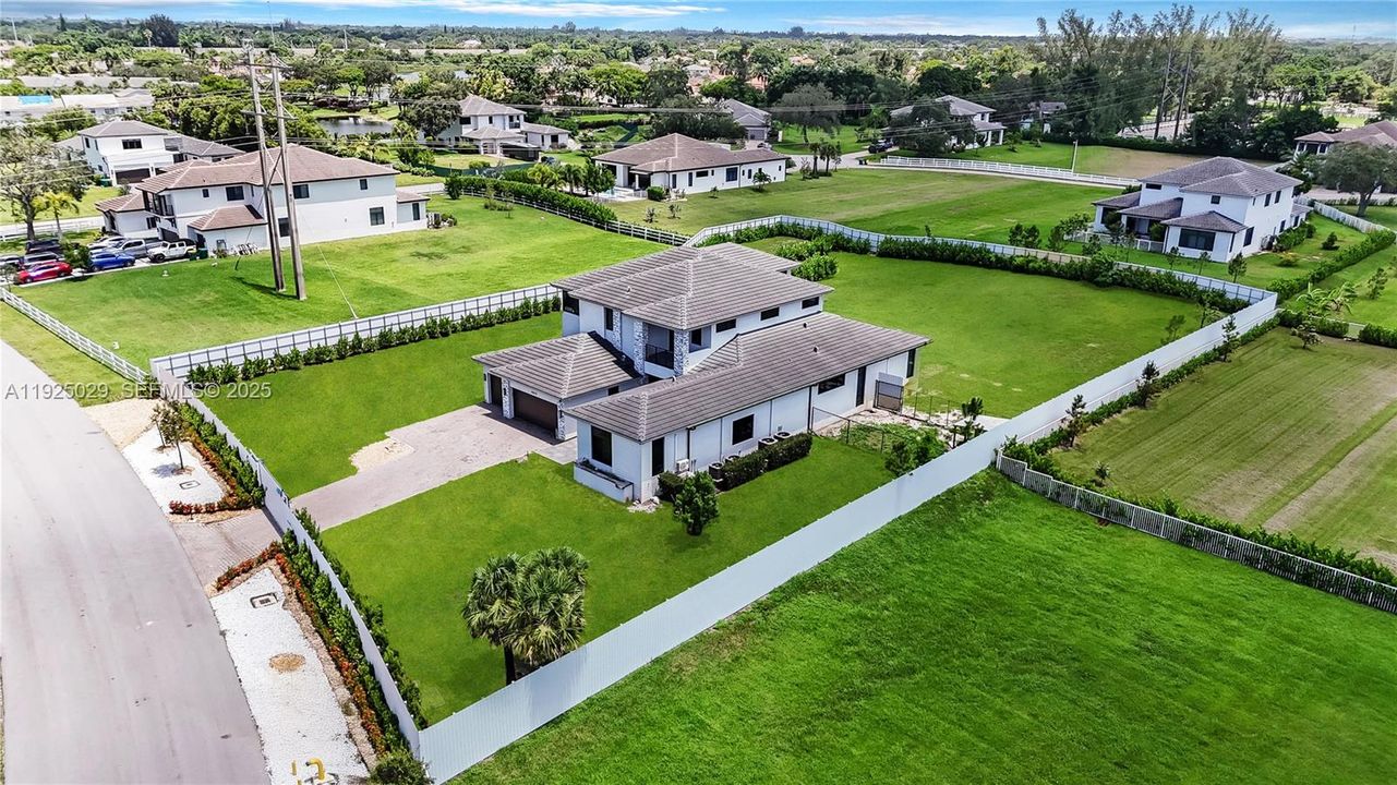 En Venta: $3,290,000 (6 camas, 4 baños, 5216 Pies cuadrados)