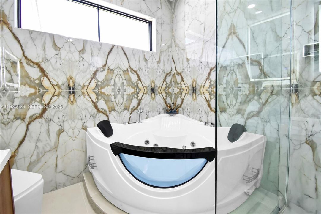 En Venta: $3,290,000 (6 camas, 4 baños, 5216 Pies cuadrados)