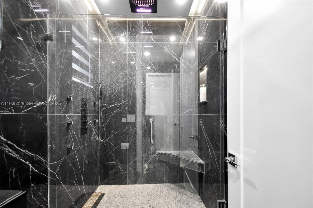 En Venta: $3,290,000 (6 camas, 4 baños, 5216 Pies cuadrados)