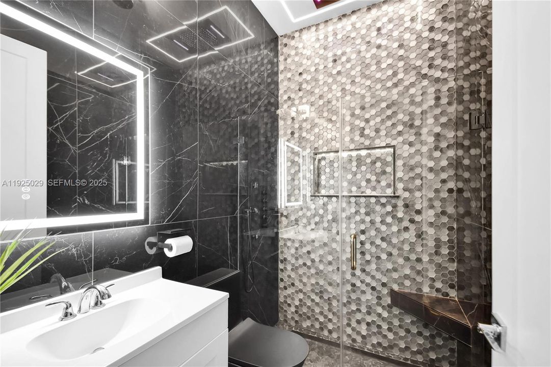 En Venta: $3,290,000 (6 camas, 4 baños, 5216 Pies cuadrados)