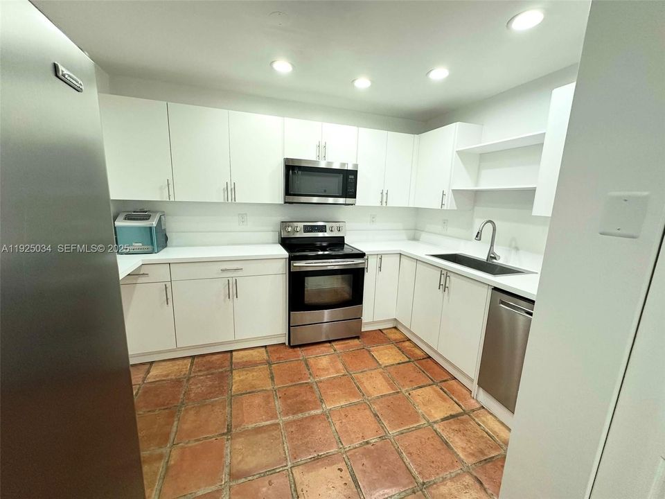 For Rent: $2,400 (2 beds, 2 baths, 1212 Square Feet)
