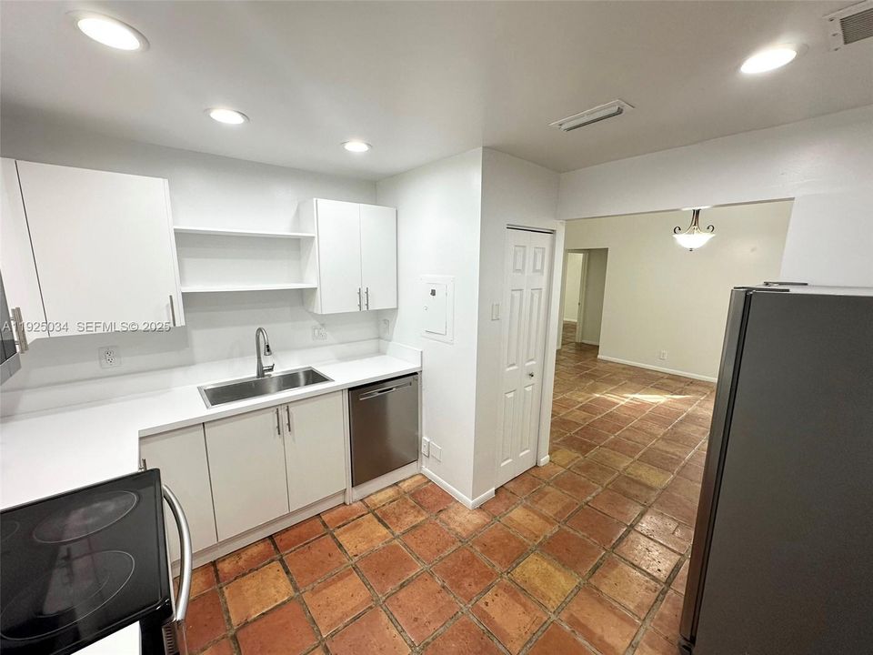 For Rent: $2,400 (2 beds, 2 baths, 1212 Square Feet)