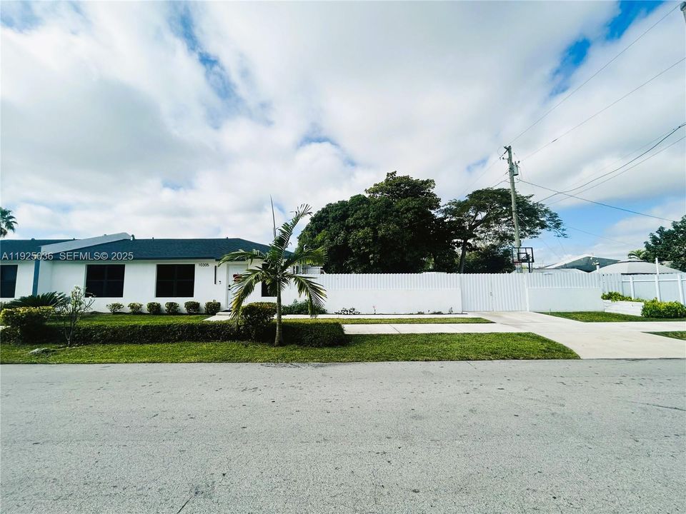 For Sale: $369,686 (3 beds, 2 baths, 999 Square Feet)