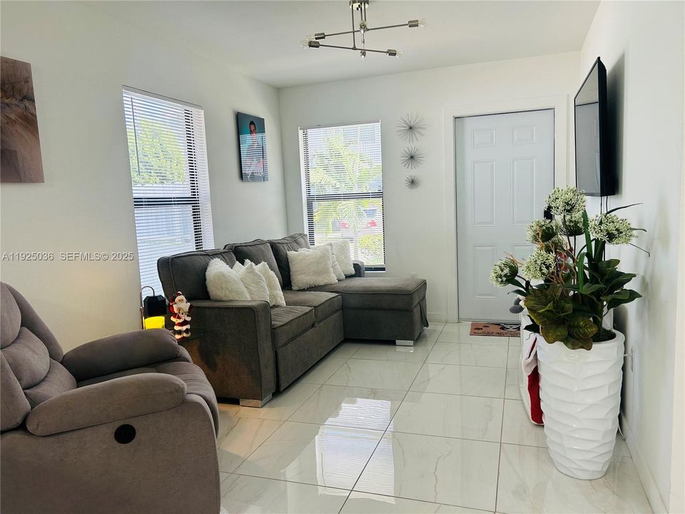 For Sale: $369,686 (3 beds, 2 baths, 999 Square Feet)