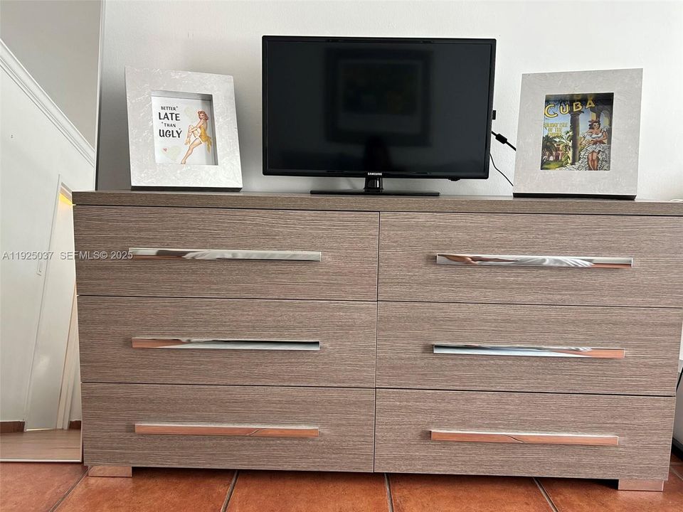 For Rent: $3,099 (1 beds, 1 baths, 980 Square Feet)