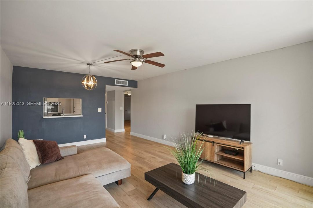 出租: $2,250 (2 贝兹, 2 浴室, 1035 平方英尺)