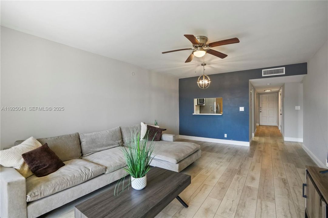 出租: $2,250 (2 贝兹, 2 浴室, 1035 平方英尺)