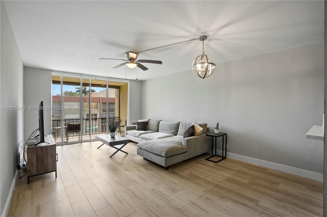 出租: $2,250 (2 贝兹, 2 浴室, 1035 平方英尺)