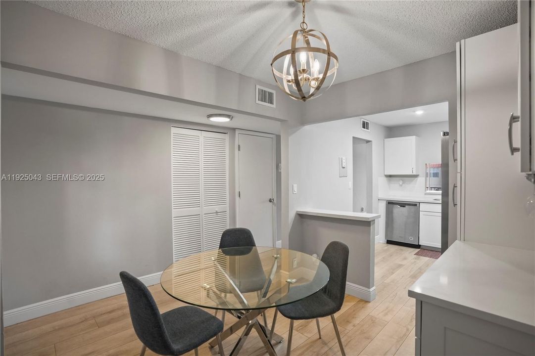 出租: $2,250 (2 贝兹, 2 浴室, 1035 平方英尺)