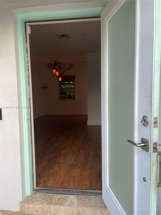 For Rent: $3,500 (3 beds, 1 baths, 1200 Square Feet)