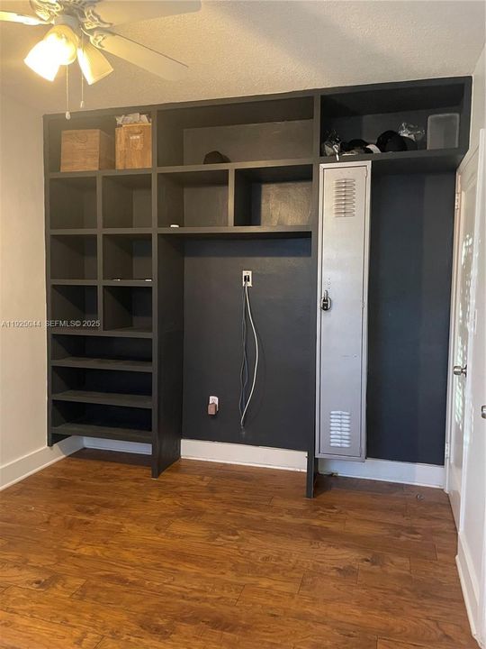 For Rent: $3,500 (3 beds, 1 baths, 1200 Square Feet)