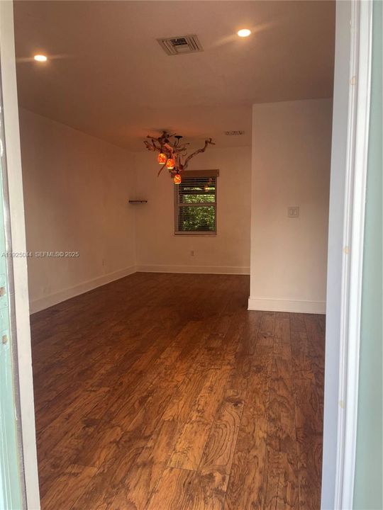 For Rent: $3,500 (3 beds, 1 baths, 1200 Square Feet)