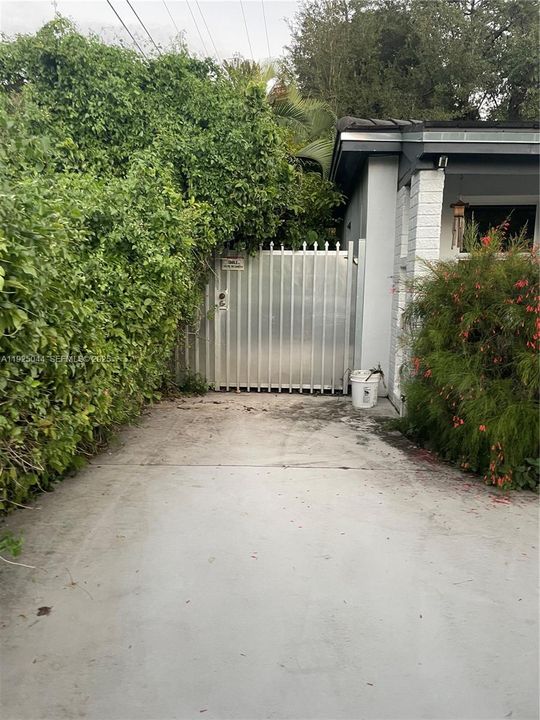 For Rent: $3,500 (3 beds, 1 baths, 1200 Square Feet)