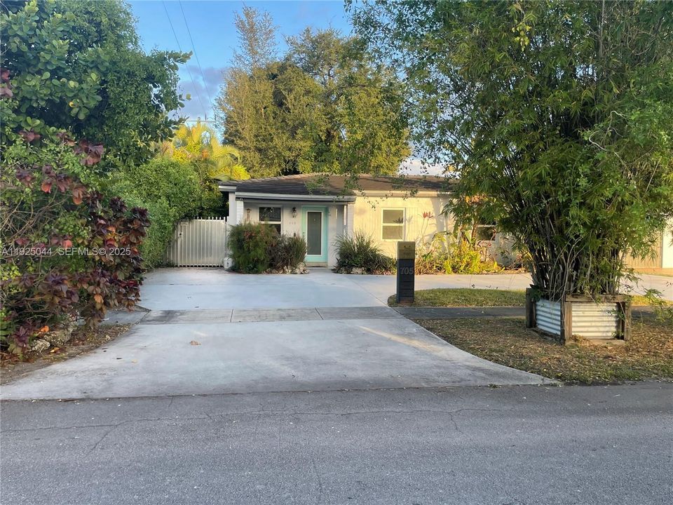 For Rent: $3,500 (3 beds, 1 baths, 1200 Square Feet)