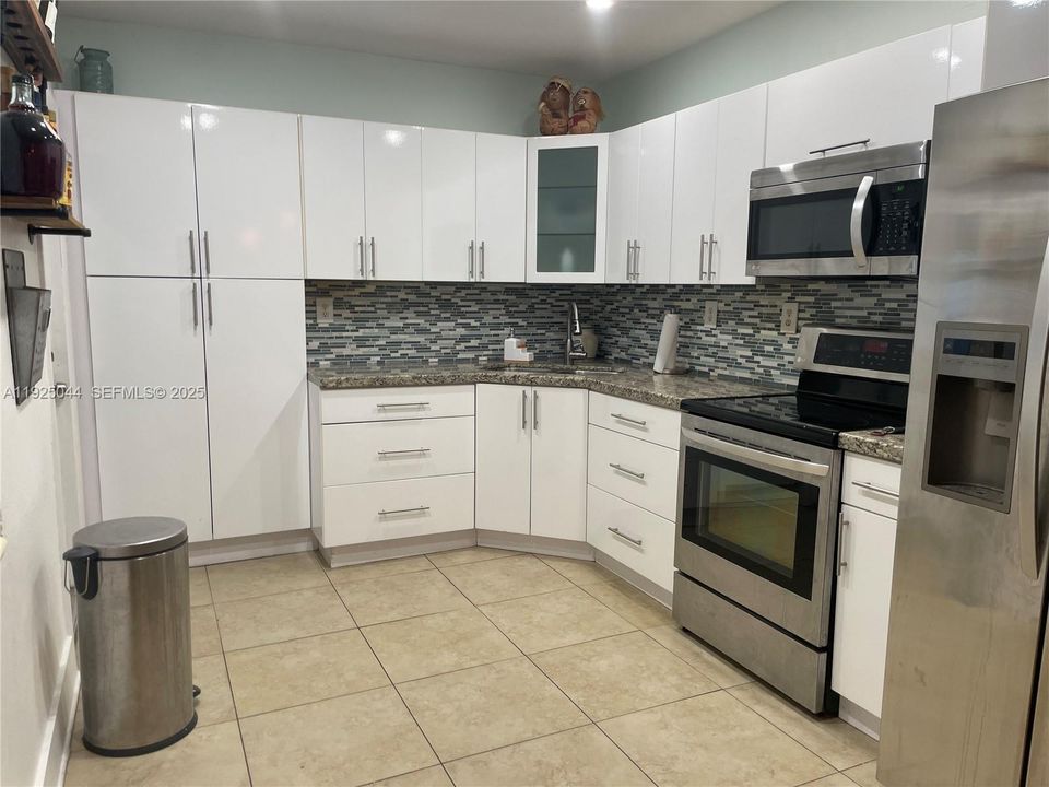 For Rent: $3,500 (3 beds, 1 baths, 1200 Square Feet)