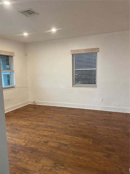 For Rent: $3,500 (3 beds, 1 baths, 1200 Square Feet)