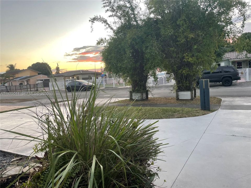 For Rent: $3,500 (3 beds, 1 baths, 1200 Square Feet)