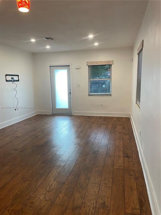 For Rent: $3,500 (3 beds, 1 baths, 1200 Square Feet)