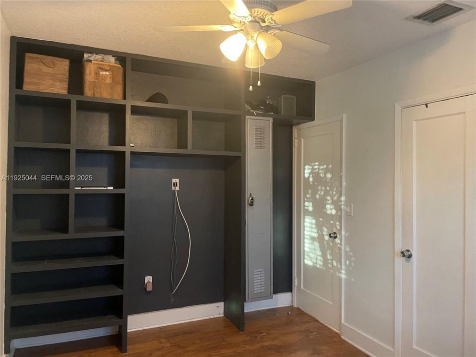 For Rent: $3,500 (3 beds, 1 baths, 1200 Square Feet)