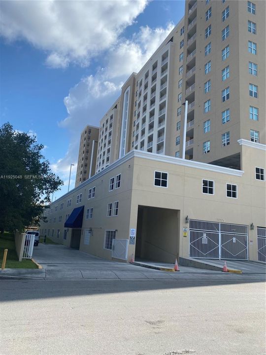 For Rent: $2,700 (2 beds, 2 baths, 942 Square Feet)