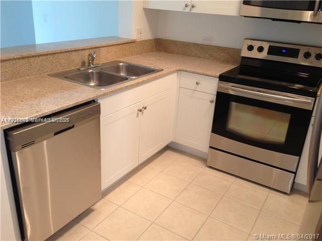 For Rent: $2,700 (2 beds, 2 baths, 942 Square Feet)
