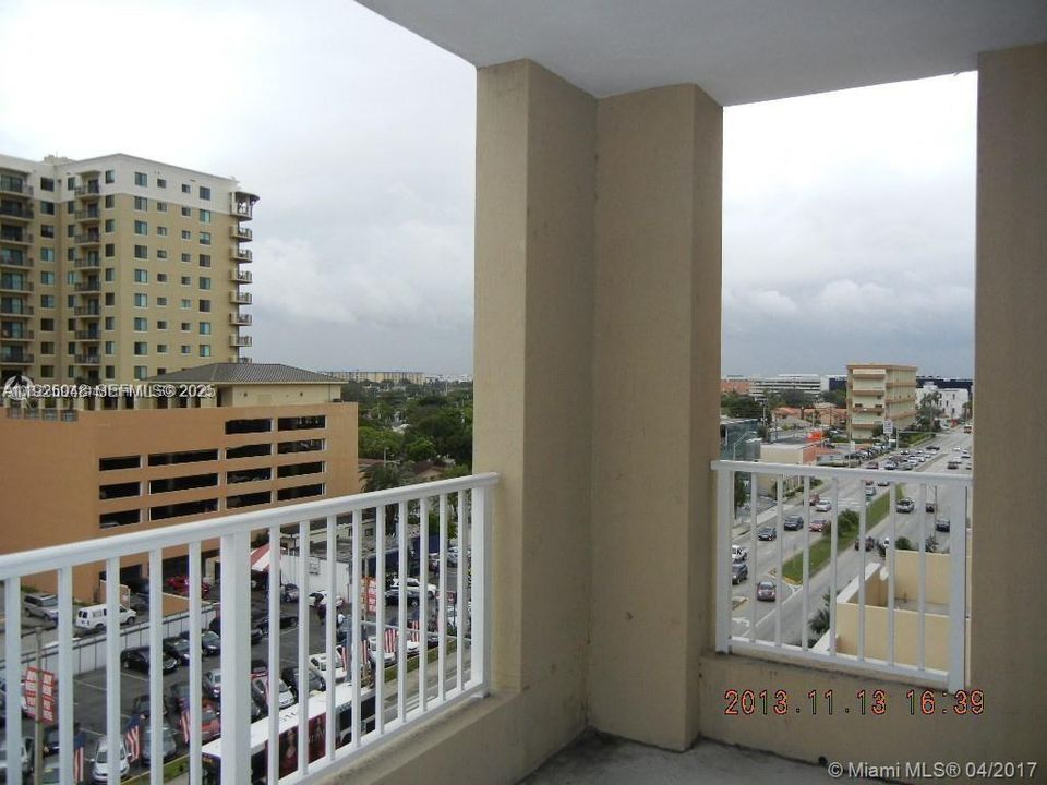 For Rent: $2,700 (2 beds, 2 baths, 942 Square Feet)