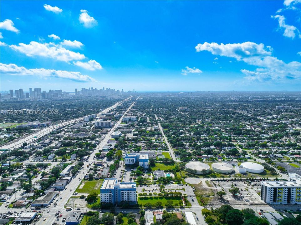 待售: $399,000 (2 贝兹, 1 浴室, 1374 平方英尺)