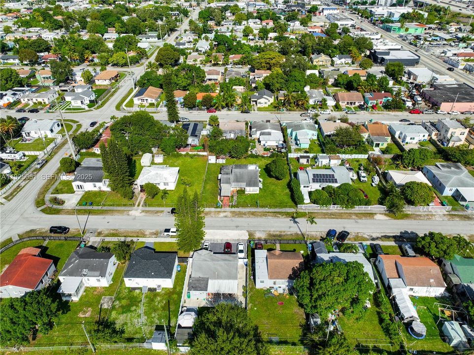 待售: $399,000 (2 贝兹, 1 浴室, 1374 平方英尺)